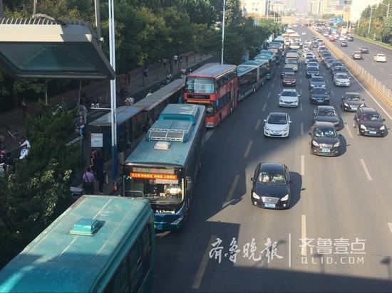 为了迎接早高峰，公交线路多且密，满足广大市民出行需求，倡导绿色出行。 （齐鲁晚报·齐鲁壹点记者 王媛/摄） 编辑：吹吹