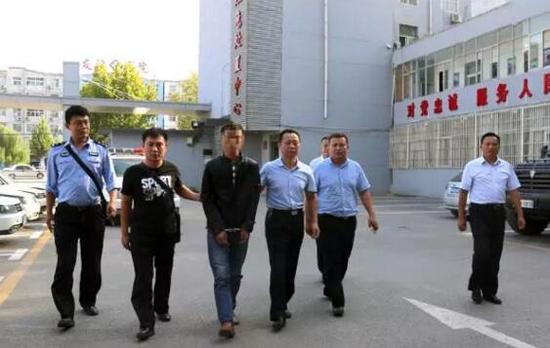 当日下午三时许，办案民警接到临沂河东警方消息，犯罪嫌疑人刘猛迫于压力，已在当地派出所自首归案。