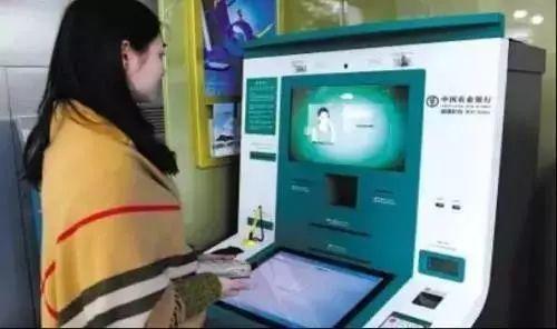 站在農(nóng)行ATM機(jī)前,看一眼攝像頭,再輸入手機(jī)號(hào)、取款金額、密碼,自動(dòng)吐鈔,拿走現(xiàn)金。