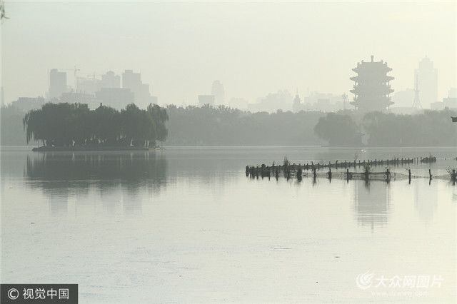大明湖現“佛山倒影”恍若仙境。