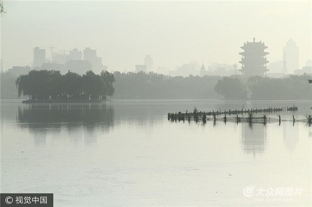 大明湖现“佛山倒影”恍若仙境。