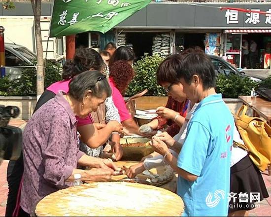 鄰居節(jié)期間，大家自發(fā)的組織了一場(chǎng)別開(kāi)生面的包餃子活動(dòng)，有的在和面，有的搟皮，有的在匆匆忙忙的包餃子。