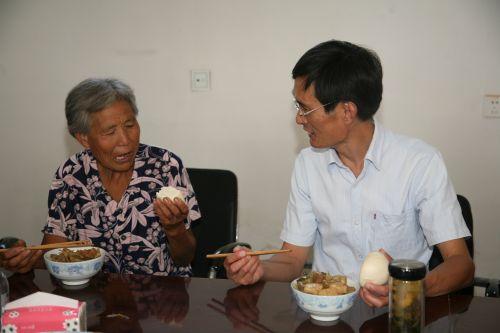 党组副书记、副检察长李军同贫困户一起吃午饭。