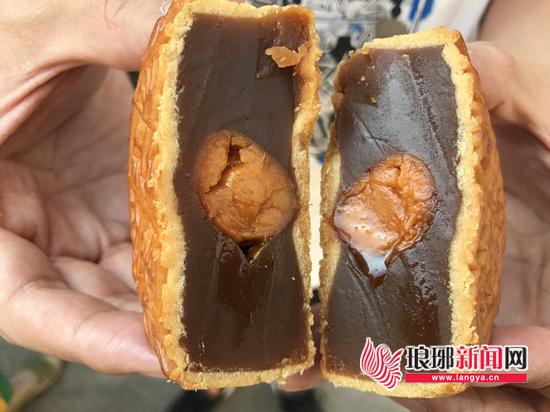 月餅切開后香氣四溢。