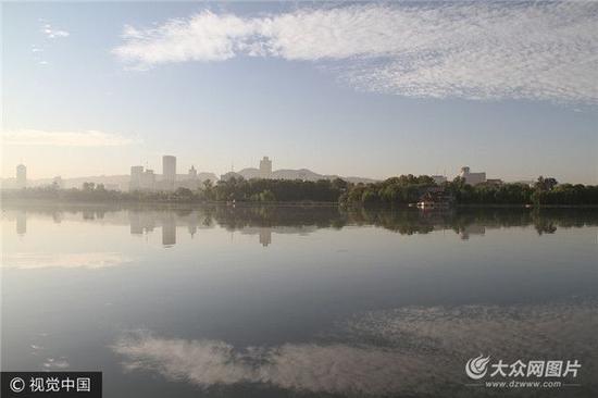 2017年9月20日，在山东济南大明湖北门，现“佛山倒影”景观，恍若仙境一般。