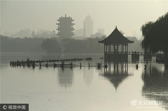 據了解，由于近日空氣透徹，加上秋高氣爽的好天氣，湖面平靜，將千佛山的風景映襯在大明湖如詩如醉，令人神往。