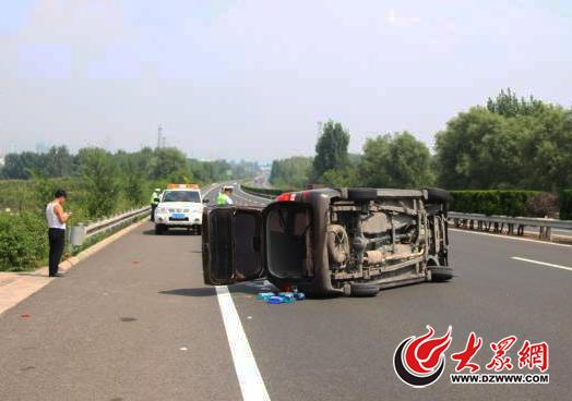 男子駕駛面包車在青蘭高速疲勞駕駛,導(dǎo)致撞護(hù)欄翻車