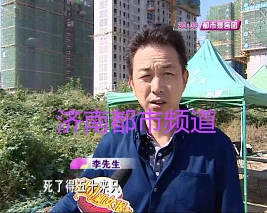 记者来到养殖场的时候,李先生已经把死掉的兔子掩埋,但是地上的兔毛和鸡毛还是可以看得出这里遭了秧。