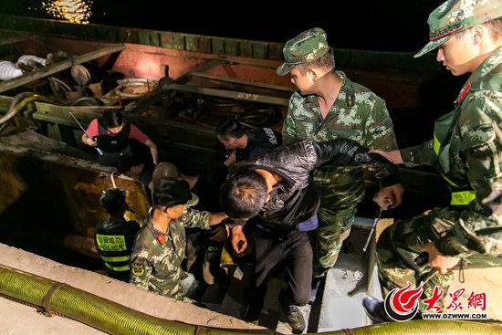 青岛边防支队在驴岛码头将犯罪嫌疑人阮某等当场抓获。