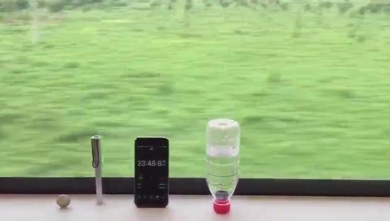 高速行驶中,硬币和钢笔都可“屹立不倒”