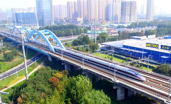 9月21日，“復(fù)興號”動(dòng)車組列車首次停靠濟(jì)南西站。記者 周青先 攝