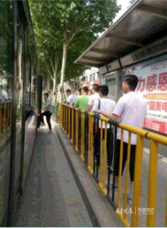 公交出行已成很多市民的優先選擇,圖為濟南大學站點,排隊上車的市民。(資料片)齊魯晚報·齊魯壹點 記者孟燕攝