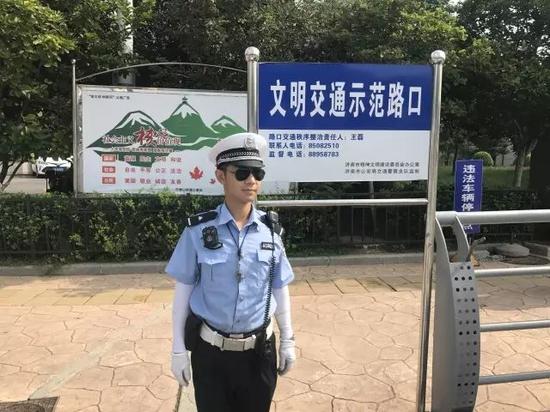 上图中这位,就是护送老奶奶过马路的交警