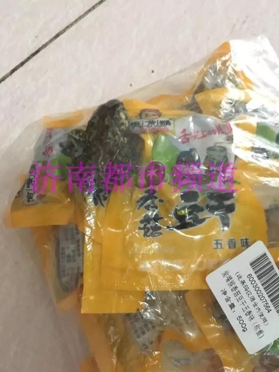 在外层的塑料包装袋上,有一个破损的小口,于女士说这个小口是自己收到时就存在的,这蛤蟆到底是怎么进去的呢?