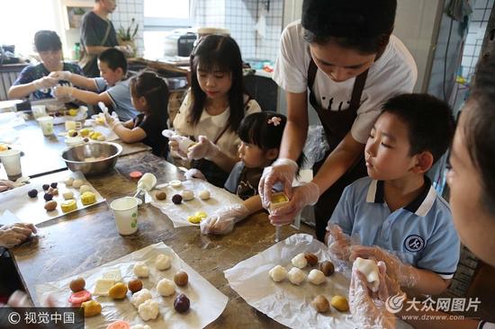 9月24日，濟南，來自山東師范大學附屬小學一年級六班的孩子們，與父母一同體驗制作手工冰皮月餅，感受傳統文化。