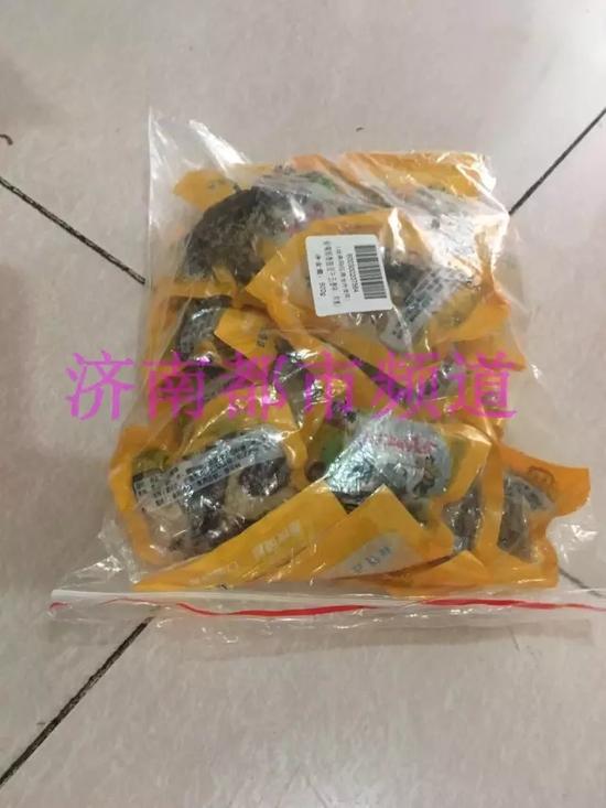 此時這只蛤蟆還留在袋子里,不時的上下亂竄