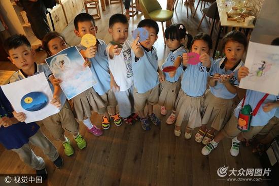 9月24日，濟南，來自山東師范大學附屬小學一年級六班的孩子們，與父母一同體驗制作手工冰皮月餅，感受傳統文化。