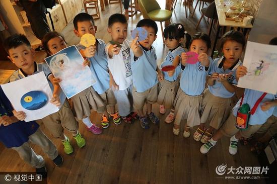 9月24日，济南，来自山东师范大学附属小学一年级六班的孩子们，与父母一同体验制作手工冰皮月饼，感受传统文化。