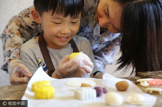 9月24日，濟南，來自山東師范大學附屬小學一年級六班的孩子們，與父母一同體驗制作手工冰皮月餅，感受傳統文化。