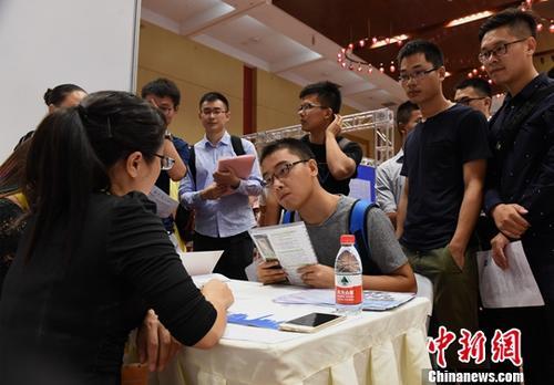 資料圖:招聘會。中新社記者周毅攝