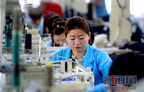 迪尚集團工人在車間加工服飾。 記者 姚威 攝