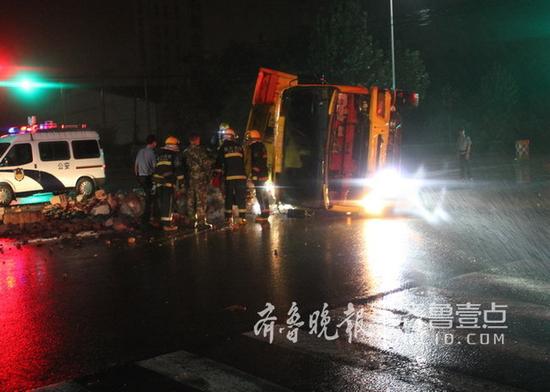 接到警情后,迅速調(diào)派鄭山中隊1輛救援消防車,7名消防官兵趕赴現(xiàn)場救援。