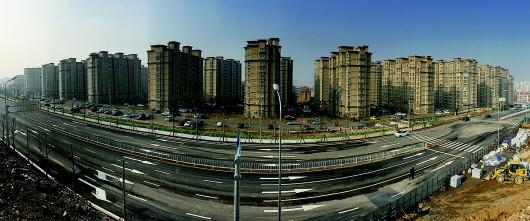 以深圳路打通工程為代表的城市道路基礎設施建設碩果累累,城市路網交通系統日益完善。 市城鄉建設委供圖