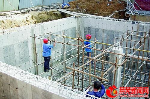施工人員正在加緊推進敬老院消防水池建設。