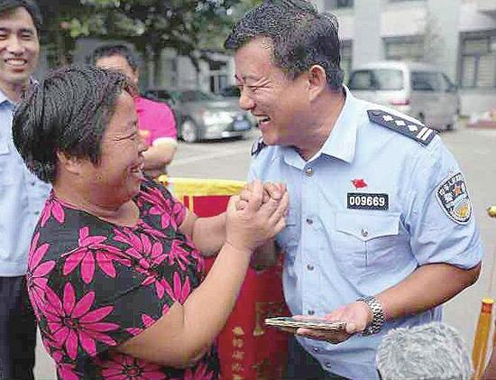 岳丽(左)和民警交流。(警方供图)