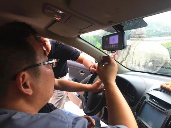 個人車輛通過安裝車載智能后視鏡產品,即可通過后視鏡的“抓拍舉報”功能