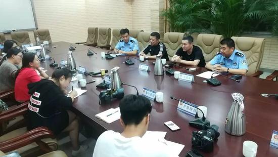 ↑↑↑9月26日20:20,周村公安分局,7·05特大電信詐騙案辦案民警在新聞通氣會(huì)上介紹案情。