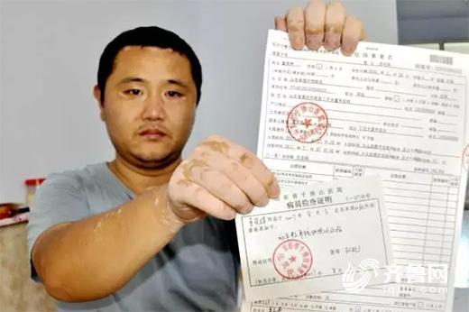 為給兒子籌錢治病,董軍路想了很多辦法,但收效甚微。籌齊30萬元的骨髓移植費用,僅僅通過街頭兜售月餅,是遠遠不夠的。