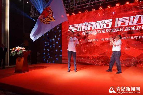 教練鞏曉彬接過隊(duì)旗