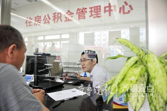 公积金服务大厅里,市民在办理业务。齐鲁晚报 齐鲁壹点记者 王媛 摄