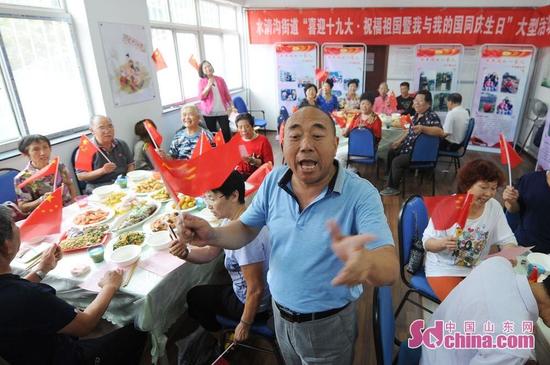 9月26日，青岛市30名老人与祖国同庆生日。图为老人们用歌声表达对祖国生日的深深祝福。