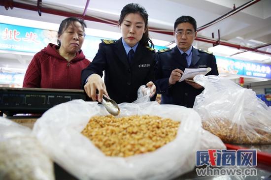 現(xiàn)場(chǎng)對(duì)海米進(jìn)行取樣。 記者 楊正 攝