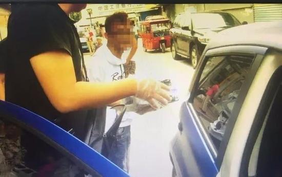 圖為現場從快遞小包中查獲的毒品