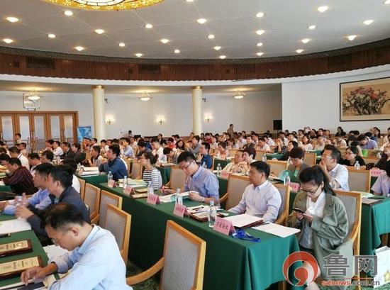 以“自主、客觀、科學、創新”為原則