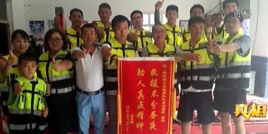 受救助人士給“搭把手”救援隊送錦旗