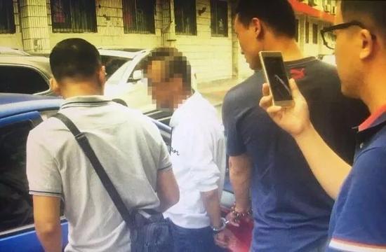 图为贩卖毒品嫌疑人李斌（化名）被警方抓获