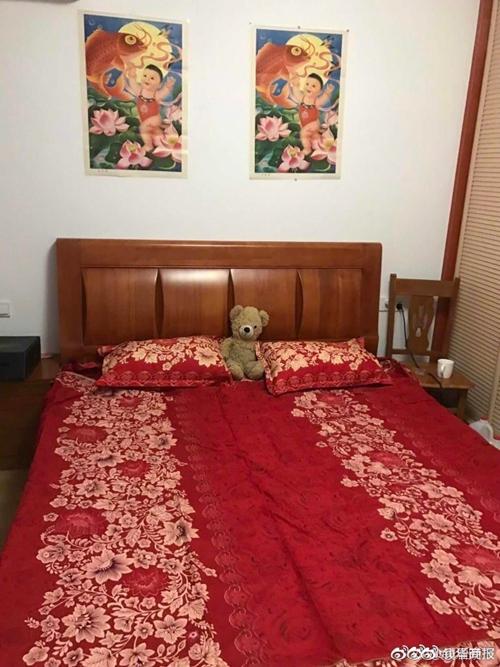 更可怕的是,臥室被婆婆換上了紅色三件套,床頭貼了年畫寶寶,枕頭底下還塞了從淘寶上求來的送子符。