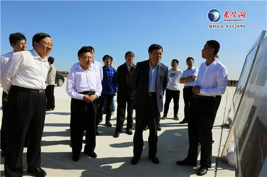 仪式前，贺东风一行实地察看了机场跑道延长工程、基地一期工程建设情况。记者 周广学 报道