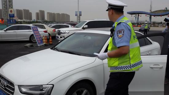 高速交警正在查处违章车辆。 齐鲁晚报·齐鲁壹点记者 张泰来 摄