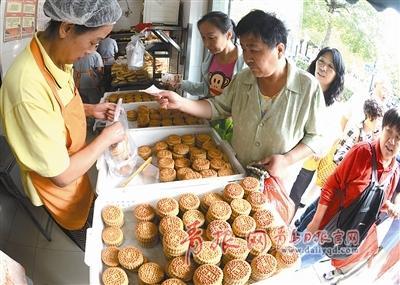 近日,青岛市民在湖北路粮店排队选购月饼。湖北路粮店酥皮五仁等传统配方的月饼多年来深受市民喜爱,排队买月饼的市民络绎不绝。