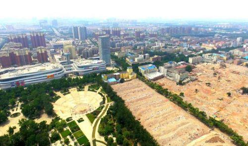 百脈泉西側數百畝土地已拆遷完畢,明水古城國際泉水旅游度假區將在這里崛起。本報記者 周青先 攝