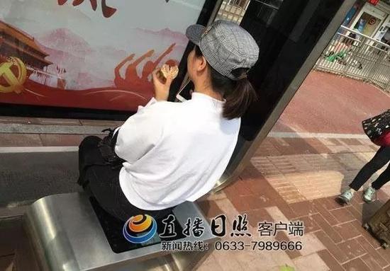 除了触摸屏之外，记者看到亭内有一个嵌有黑色玻璃的座椅格外受乘客的欢迎，几乎每个来等车的乘客都会过去坐一坐。