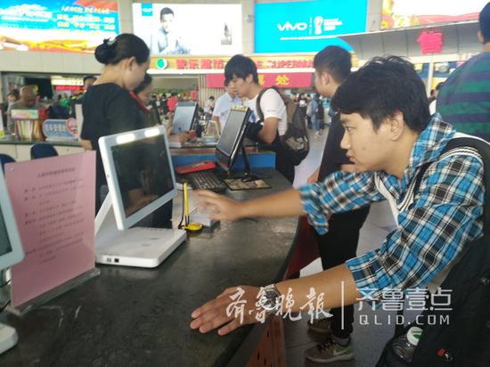旅客正在進(jìn)行面部識別。 杜洪雷 攝