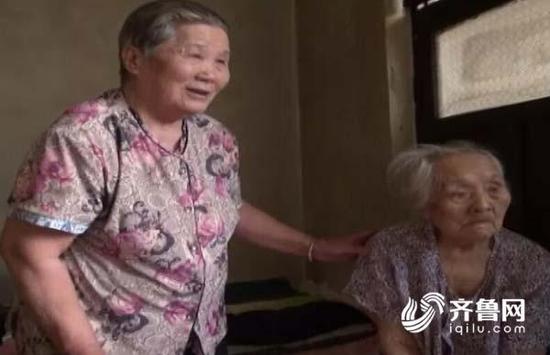 82歲的孫月英(左)和105歲的婆婆彭現英(右)