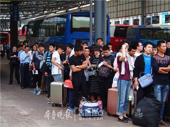 30日傍晚時(shí)分,長途站里等候客車的乘客們焦急萬分。齊魯晚報(bào)·齊魯壹點(diǎn) 記者周青先攝