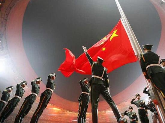 2008年8月8日晚8时，2008北京奥运会开幕式在万众举目中隆重举行，五星红旗在鸟巢首次升起。